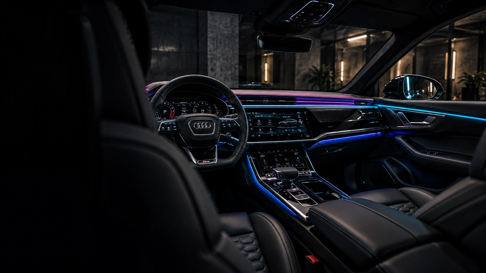 Audi-Innenraum mit cyanfarbener und violetter Ambientebeleuchtung