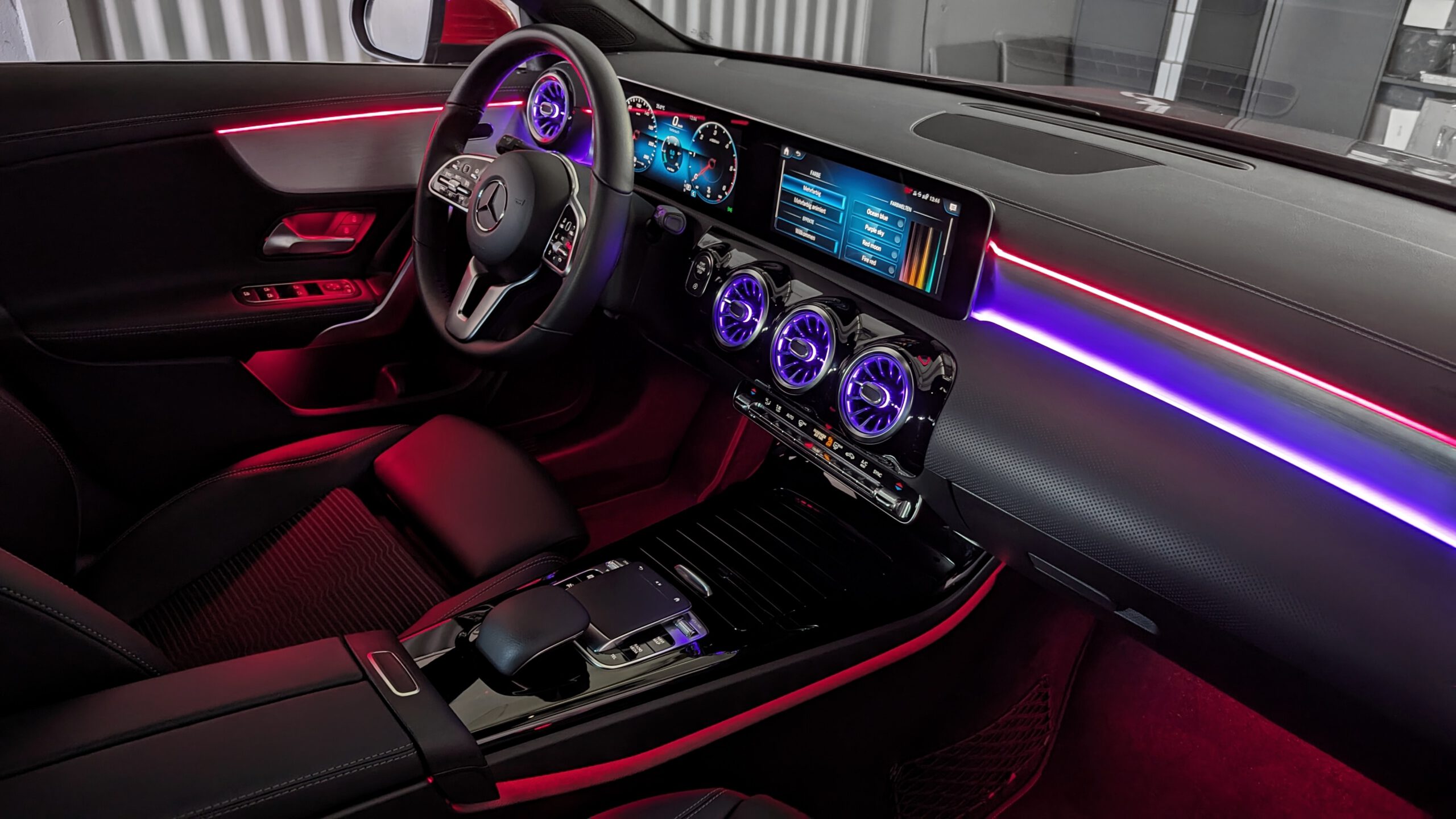 Ambientebeleuchtung im Innenraum eines Fahrzeugs in Berlin